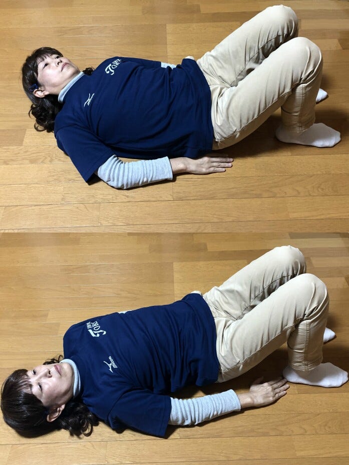 寝転がったままでもできるかかとタッチ。腕を伸ばしてお腹の側部を刺激しよう