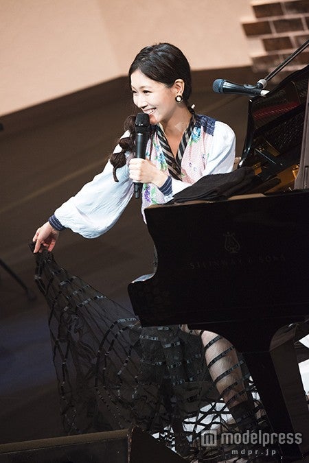 大塚 愛の「旦那に仕返し」に遊び心あふれる ファンと“お茶会”も＜ピアノ弾き語りライブ／セットリスト＞