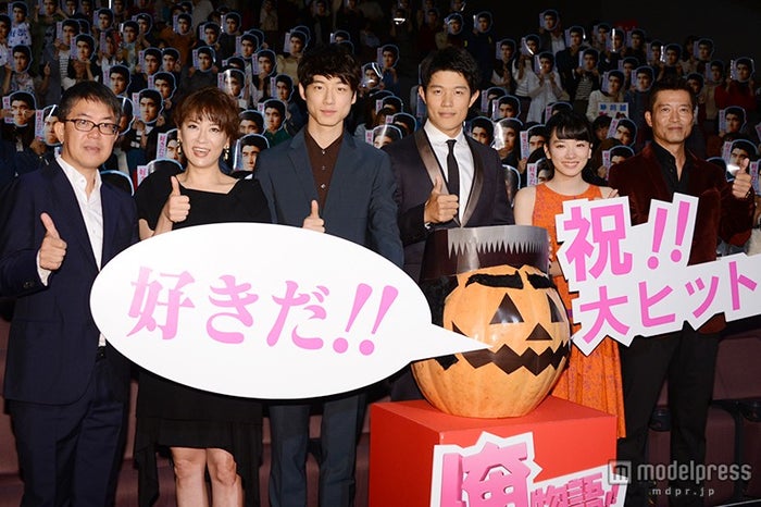 (左から)河合勇人監督、鈴木砂羽、坂口健太郎、鈴木亮平、永野芽郁、寺脇康文/2015年「俺物語!!」イベント時の写真