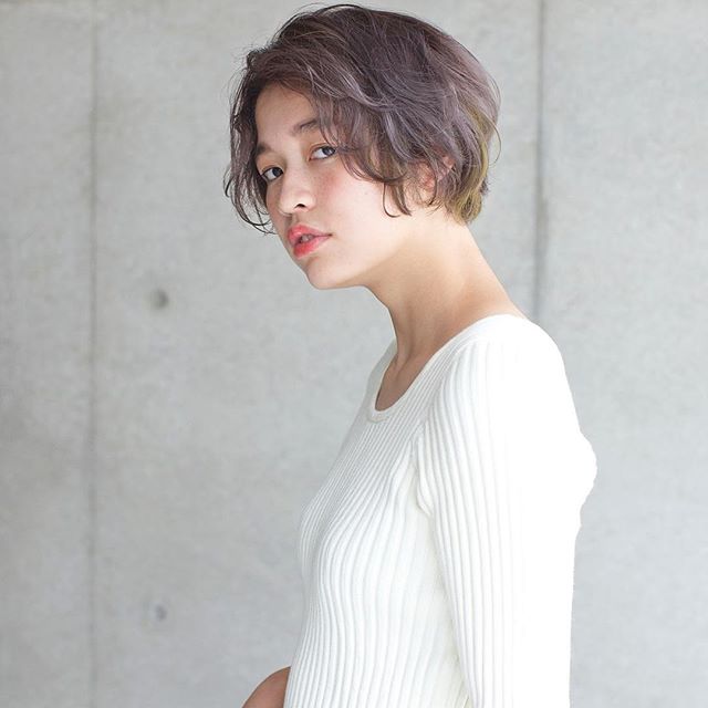 伸ばしかけ前髪の巻き方をご紹介 巻き方一つで印象を変える垢抜けアレンジ モデルプレス 伸ばしかけ前髪の巻き方をご紹介 巻き方一つで印象を変える垢抜けアレンジ モデルプレス
