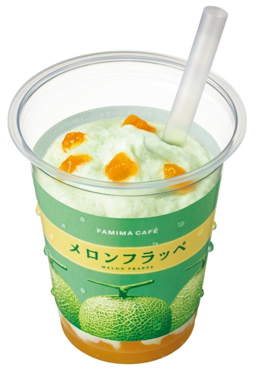 緑色のメロンフラッペのカップに白いクリームとオレンジ色の果肉