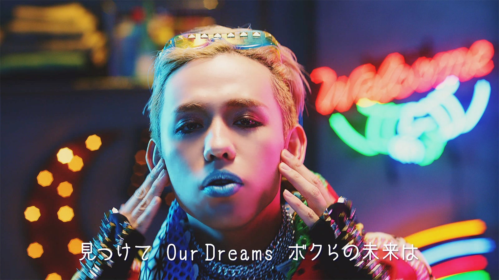 りゅうちぇるのアイディアでブルーの唇に