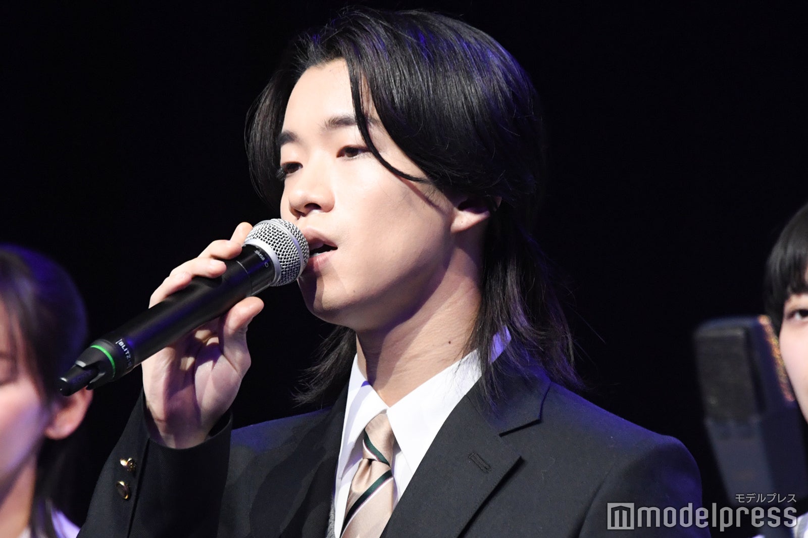 校歌を歌う森愁斗（C）モデルプレス