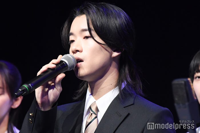 校歌を歌う森愁斗(C)モデルプレス