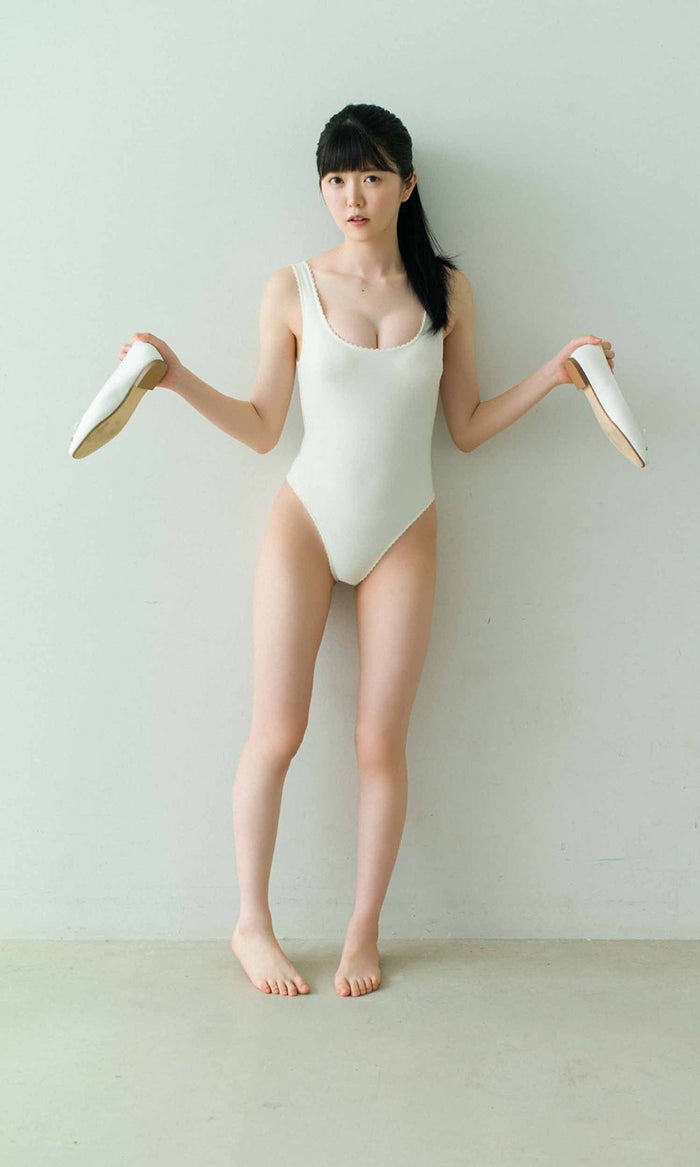 真っ白なキャンバス 小野寺梓 ふっくら美バストで魅了 恥ずかしさと緊張で頭がいっぱい モデルプレス