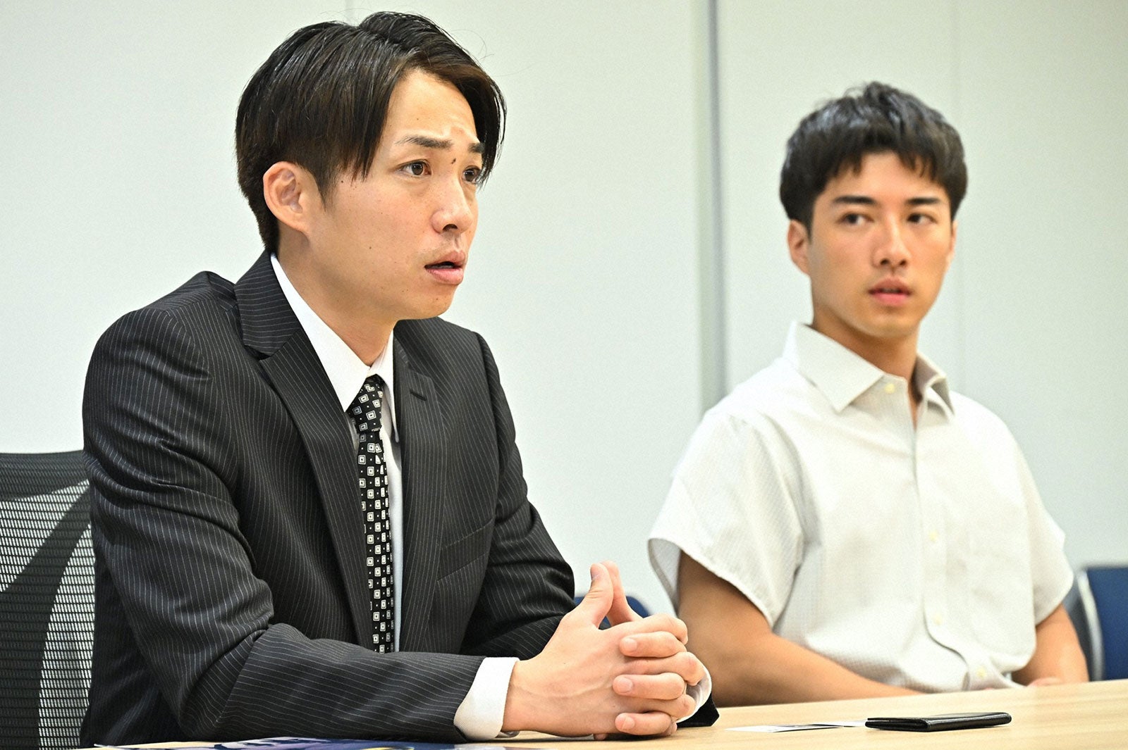 （左から）河井ゆずる、福山翔大／「オールドルーキー」第7話より（C）TBS