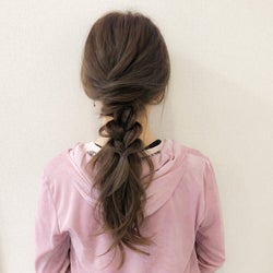 梅雨の時期にも。抜け感が可愛いポニーテールアレンジ