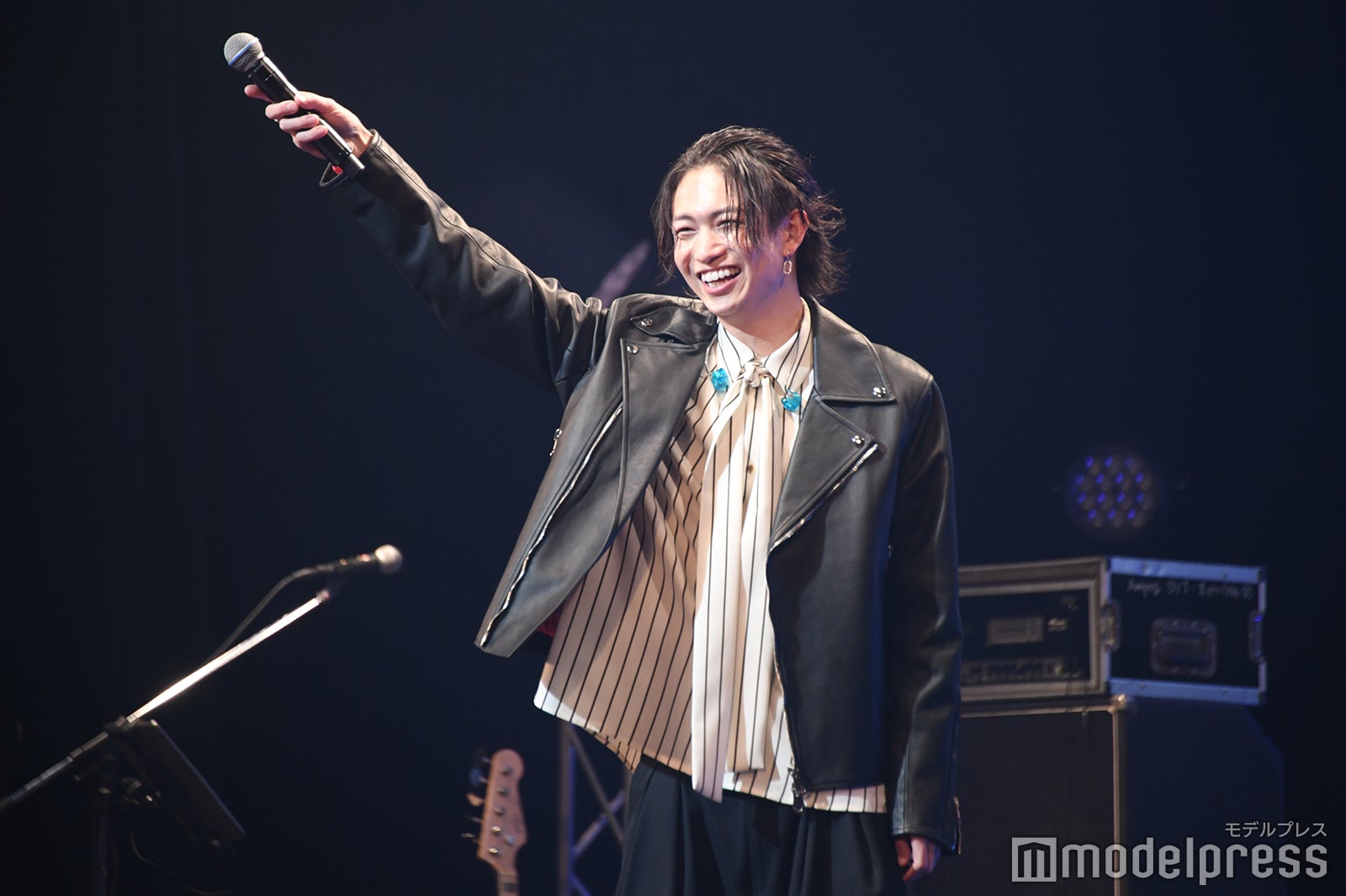 コール＆レスポンスをする綱啓永（C）モデルプレス