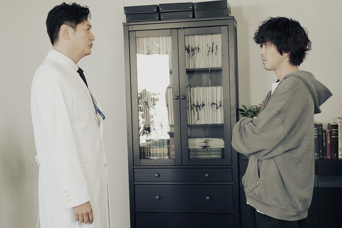 井浦新、若葉竜也「アンメット ある脳外科医の日記」第4話より(C)カンテレ