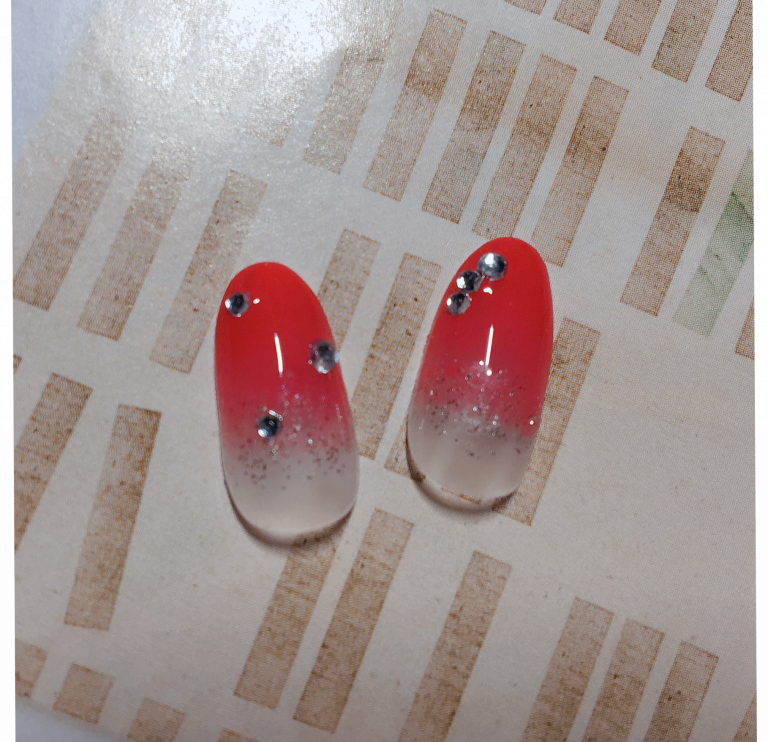 バランスを考えて、ストーンのみの爪も。