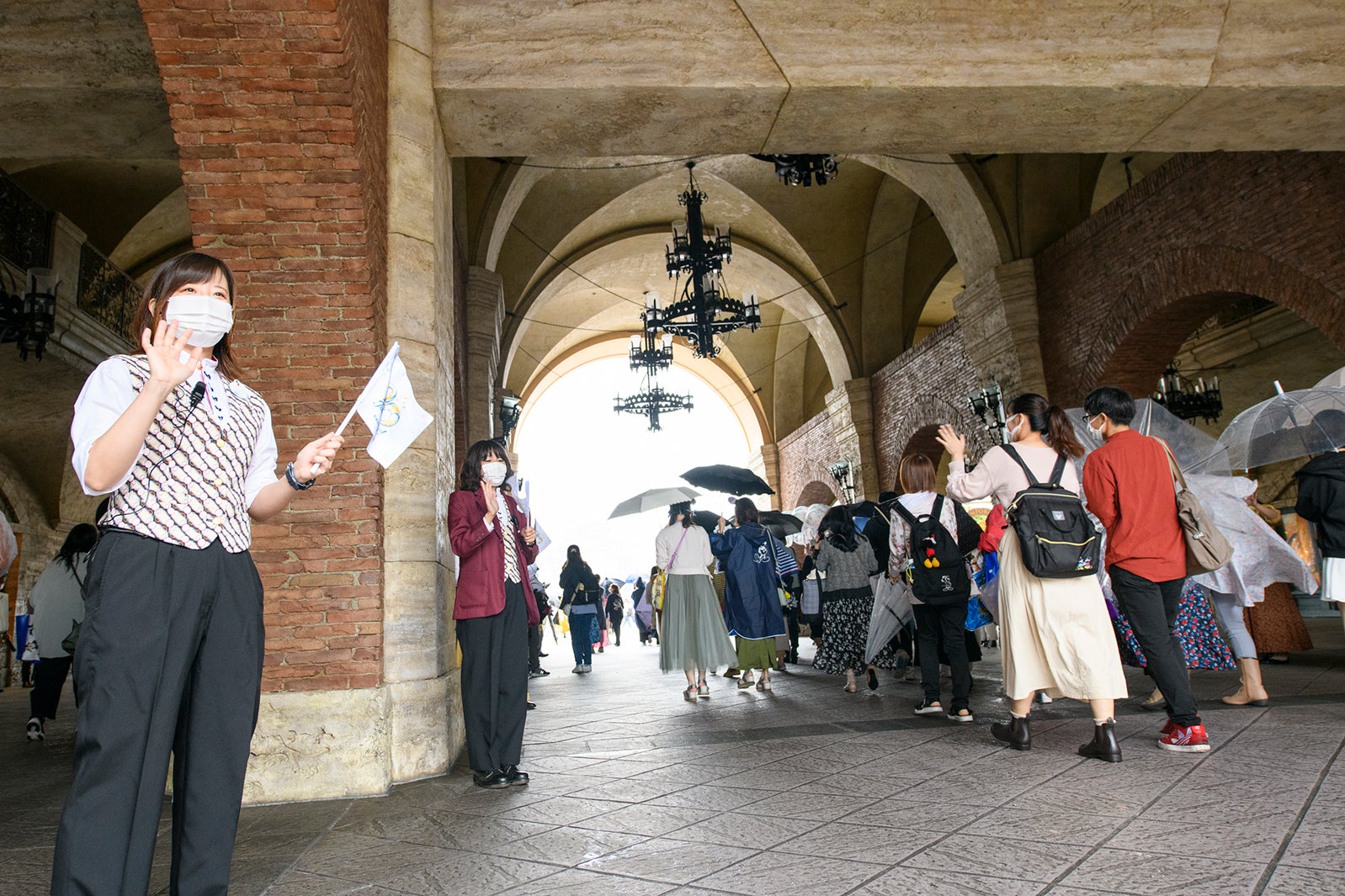 ゲストを迎える様子（C）Disney