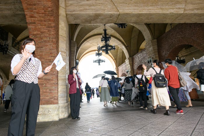 ゲストを迎える様子(C)Disney