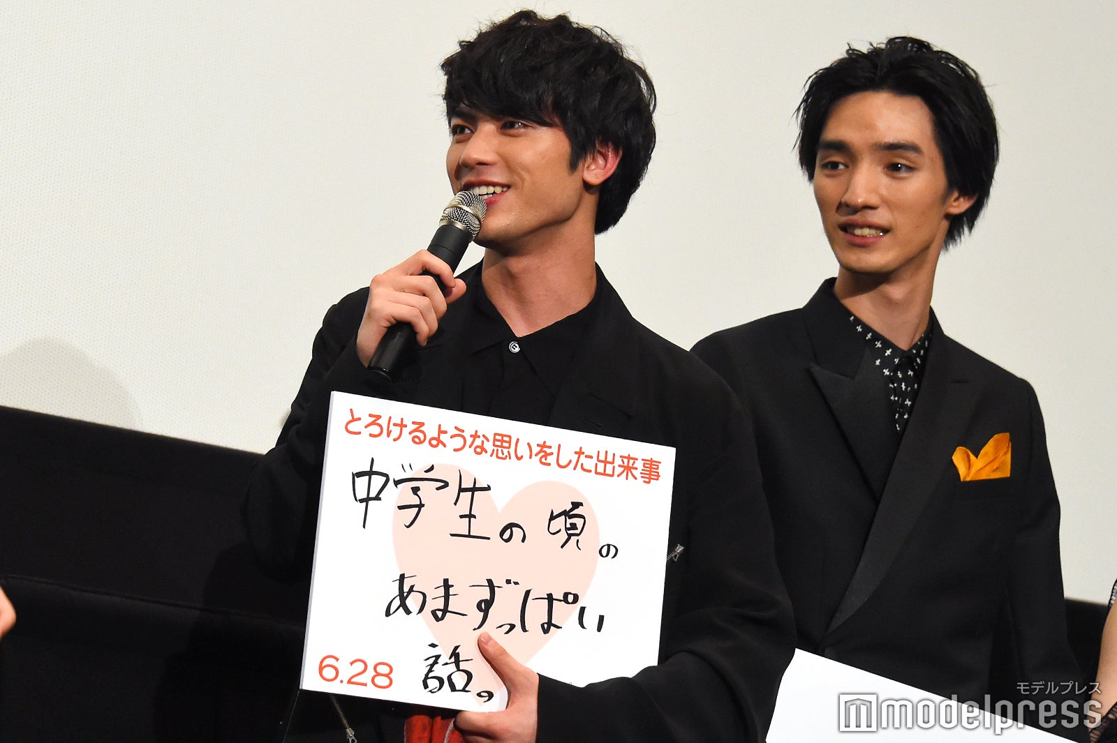 照れつつもフリップを見せる板垣瑞生 （C）モデルプレス