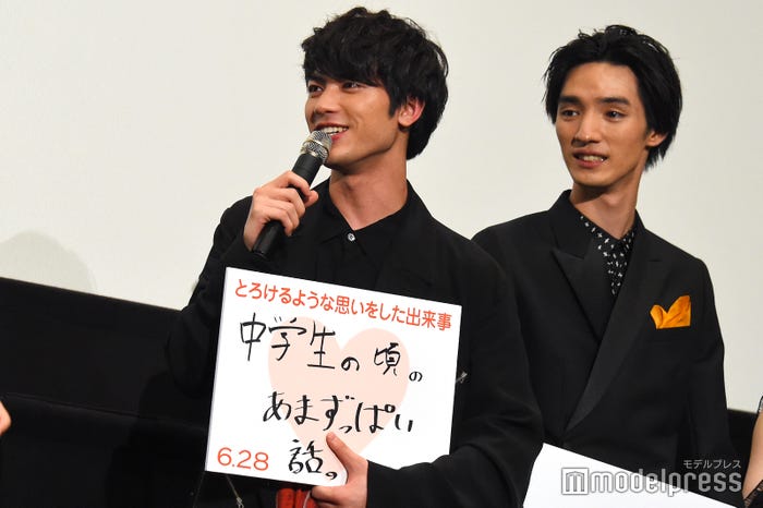 照れつつもフリップを見せる板垣瑞生 (C)モデルプレス
