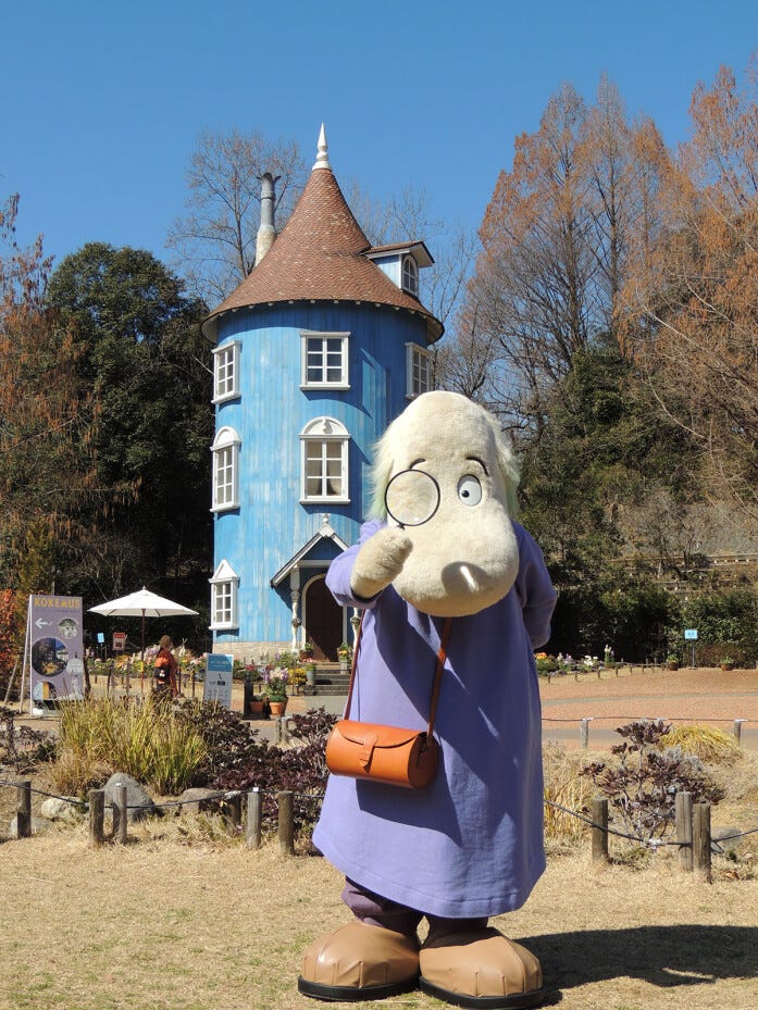 ムーミン屋敷をバックにヘムレンさんがコチラを観察中!?