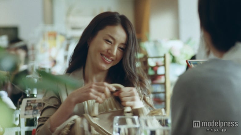 井川遥／新CM「auスマートパス アプリ取り放題」篇より