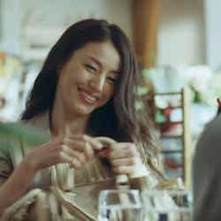 井川遥/新CM「auスマートパス アプリ取り放題」篇より