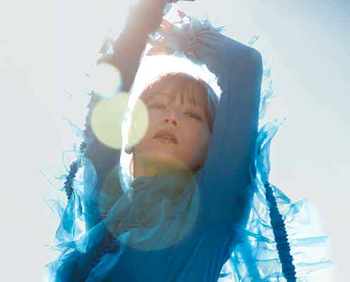 AAA宇野実彩子、すっぴん・肩出しドレス姿も披露 ソロデビュー5周年記念メモリアルブック決定