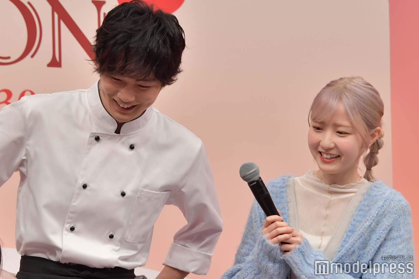 中川大輔のマイクをアシストする本田仁美（C）モデルプレス
