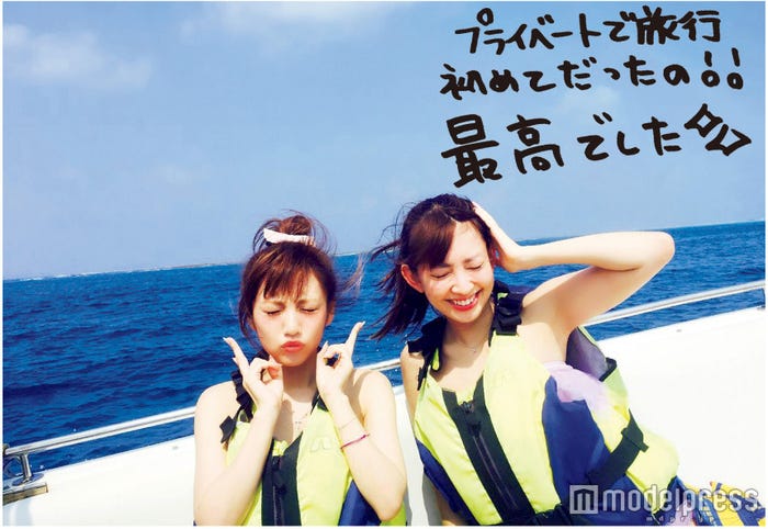 高橋みなみ、小嶋陽菜/「写りな、写りな」より(画像提供:光文社)