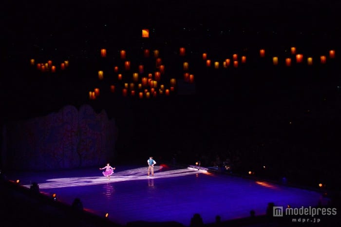 「ディズニー・オン・アイス」幻想的な雰囲気に包まれる会場