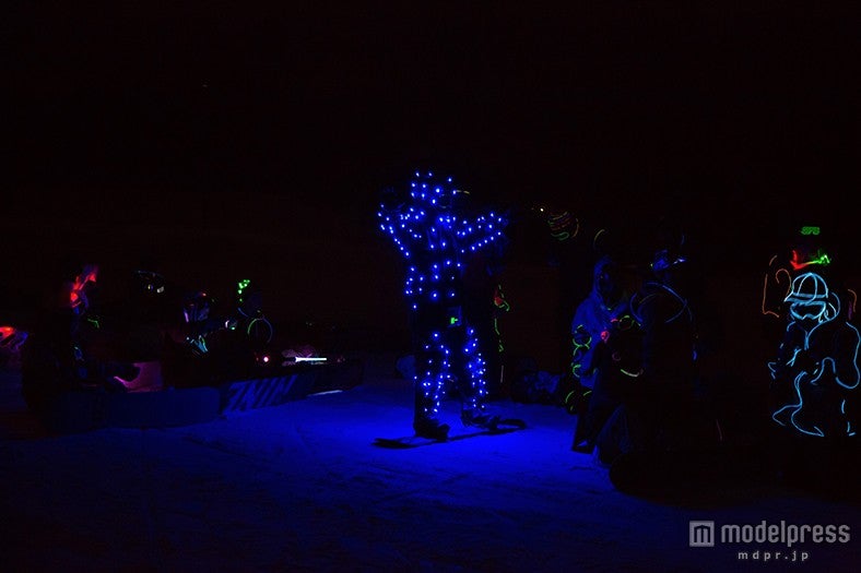 全身光るアイテムで集合／画像提供：東急リゾートサービス