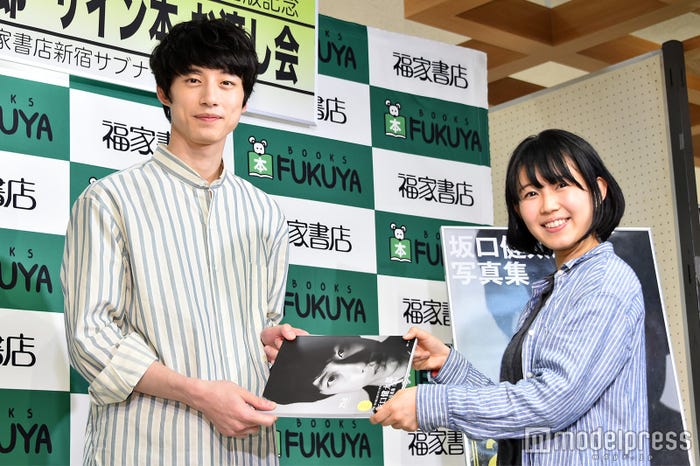 ファンに写真集を手渡しする坂口健太郎(C)モデルプレス