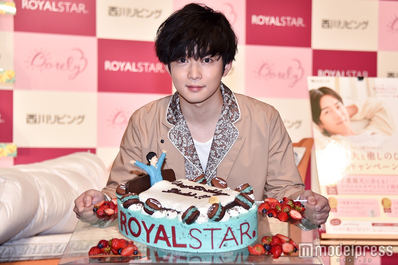 起きる千葉雄大ケーキ （C）モデルプレス