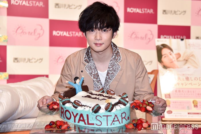 起きる千葉雄大ケーキ (C)モデルプレス