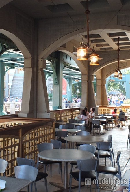 「ホライズンベイ・レストラン」のテラス席／（C）Disney