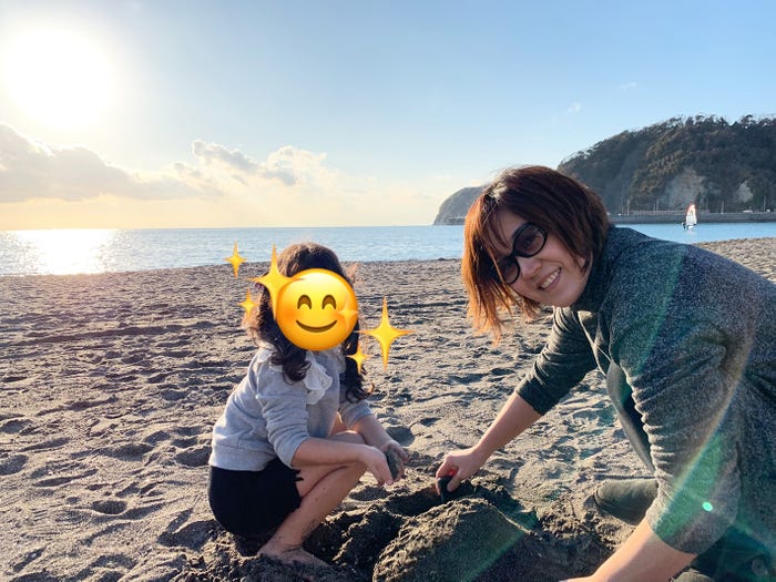 子供を産んだり、年齢を重ねるうちに、自然な環境を求めるように。この日は冬でも砂浜が温かくて、大地のパワーをもらいました!(提供写真)