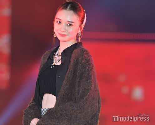 「最高の教師」出演で話題・田鍋梨々花、美ウエストちらり 韓国風“カチモリ”ヘアでクールに<GirlsAward 2023 A/W>