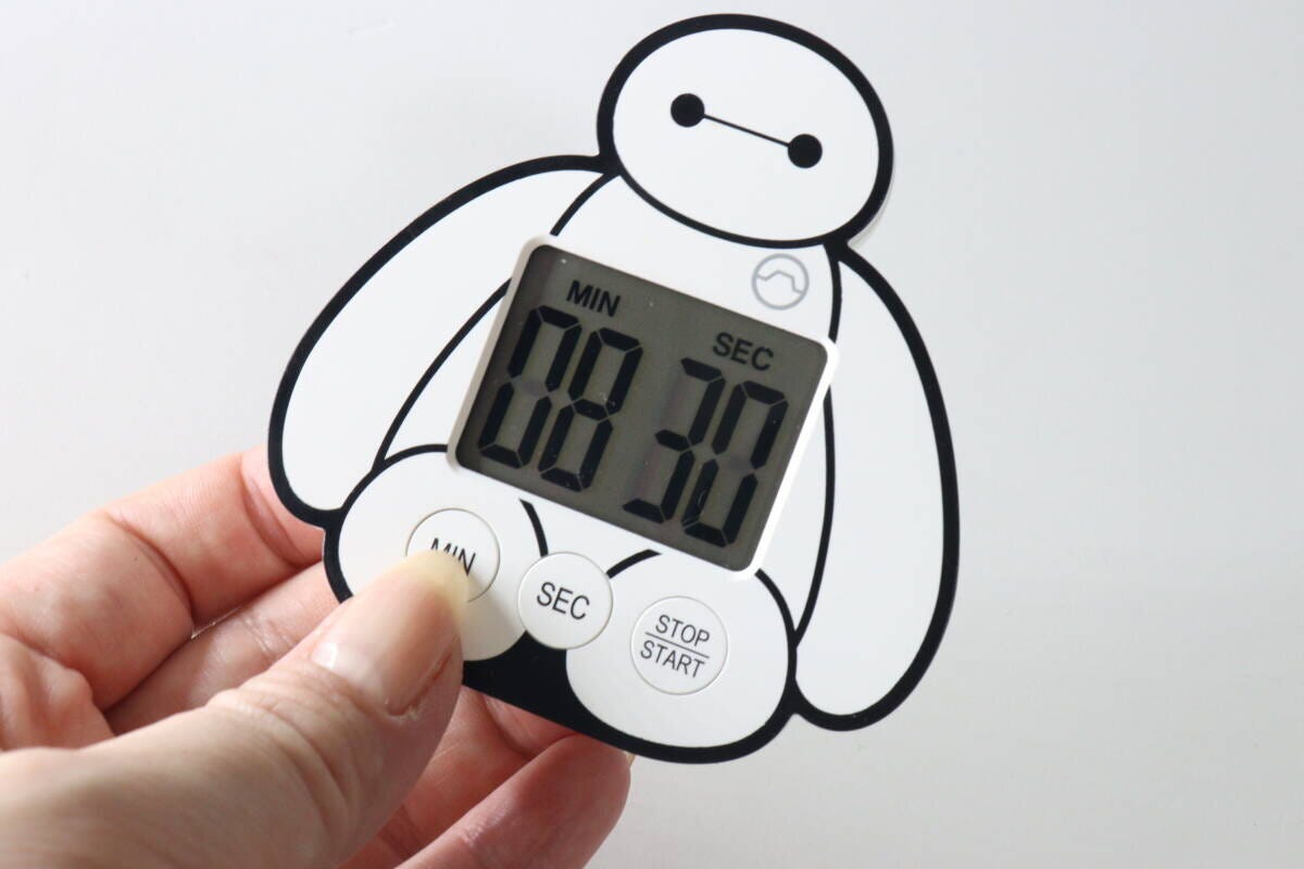 女性がベイマックスタイマーのMINボタンを押して時間を設定 女性がベイマックスタイマーのMINボタンを押して時間を設定