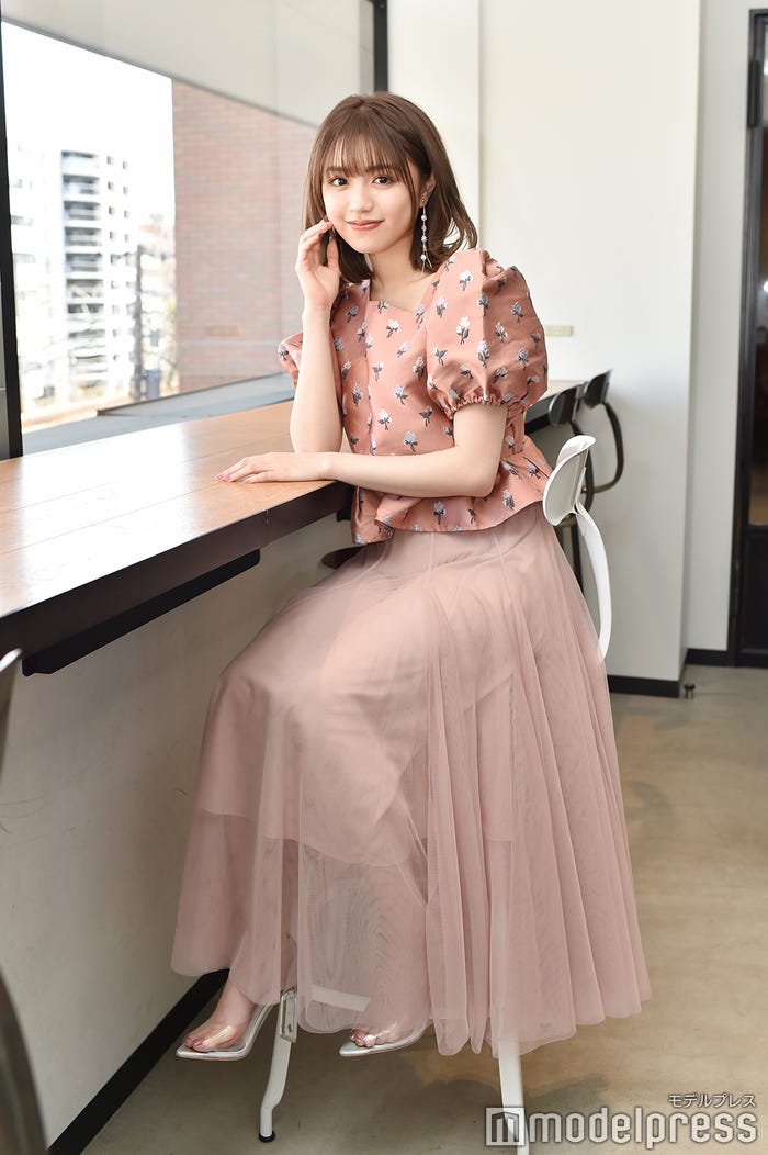 香音/衣装クレジット:イヤリング(フラワー)、クリアパンプス(R&E)、その他(スタイリスト私物)/hair&make:榊ひかる(Lila)、styling:志田舞(C)モデルプレス