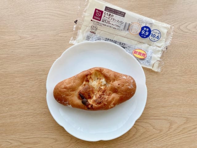 ローソンのもち麦のチーズフランスパンは買いです。
