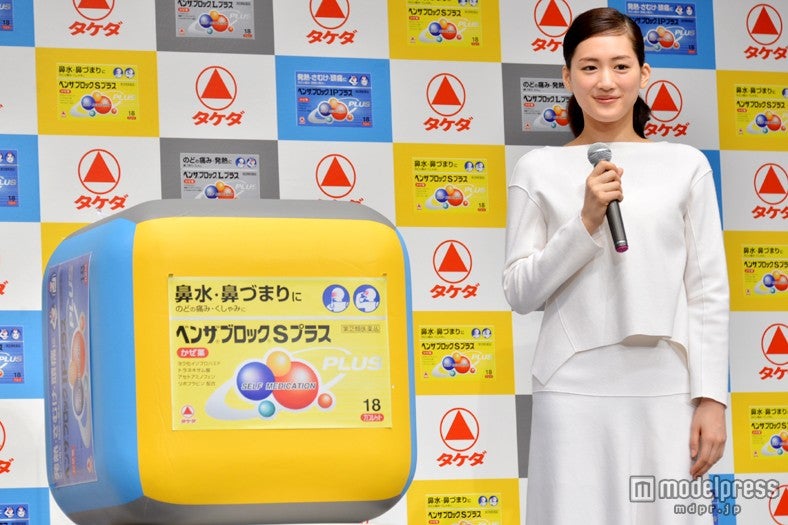 「ベンザブロックシリーズ」特大サイコロと綾瀬はるか