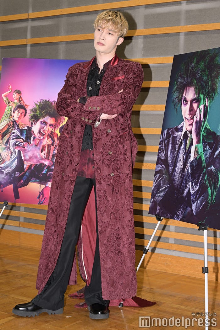 仁王立ちのジェシー(C)モデルプレス