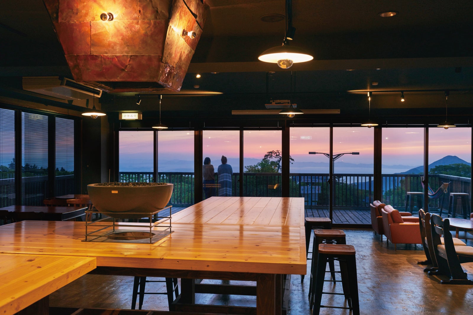 木を基調としたオシャレでカントリーな雰囲気の店内。（提供画像）