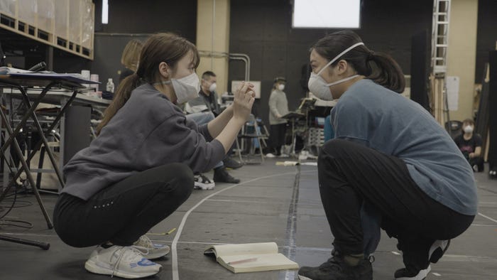 橋本環奈、上白石萌音(C)NHK