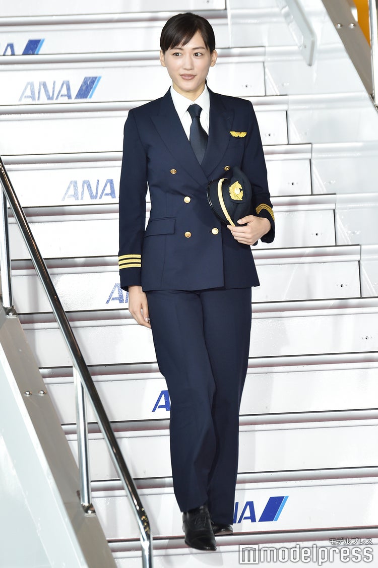 画像10 23 綾瀬はるか 自身のパイロット制服姿に かっこいいです モデルプレス
