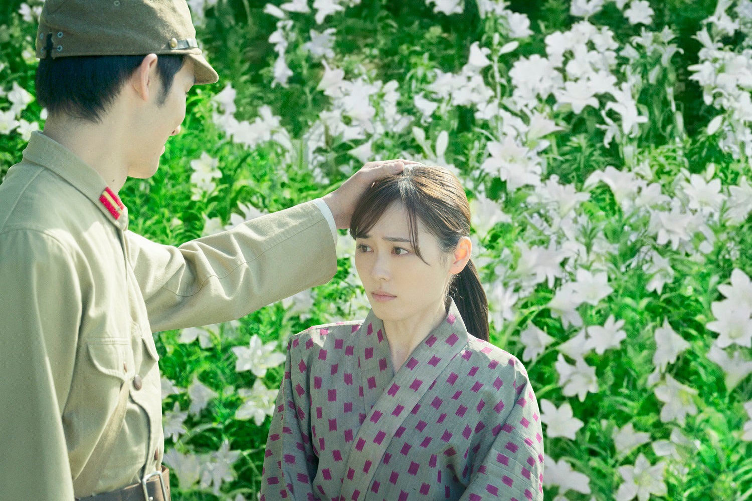 福原遥＆水上恒司、見つめ合う「あの花が咲く丘で、君とまた