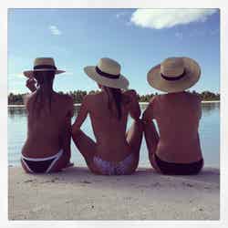 トップレスでビーチを楽しむミランダ・カー／Instagramより（中央）