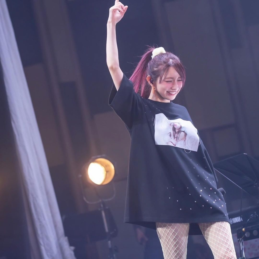 後藤真希、大きめTシャツ×白網タイツで太もも大胆魅せ「美しすぎる」「スタイル抜群」の声 - モデルプレス