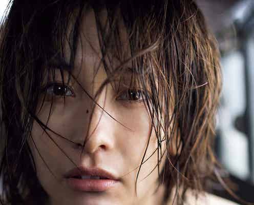 山崎真実、袋とじで大胆ショット公開「今回が1番困惑した」撮影に