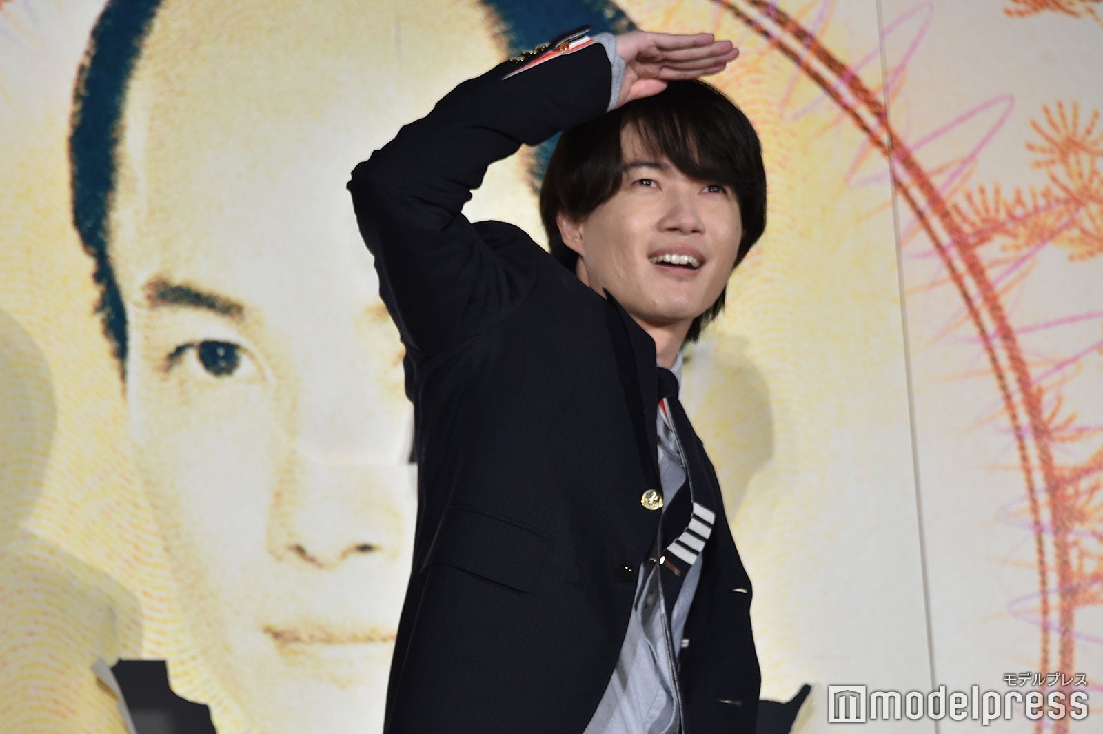 登場し会場を見渡す神木隆之介（C）モデルプレス