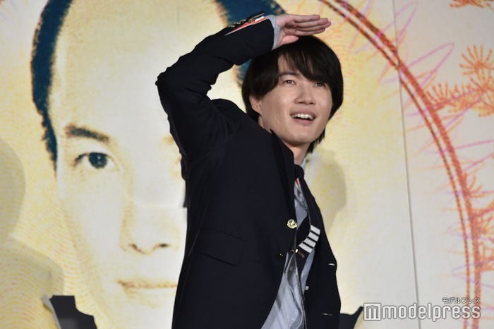 登場し会場を見渡す神木隆之介(C)モデルプレス