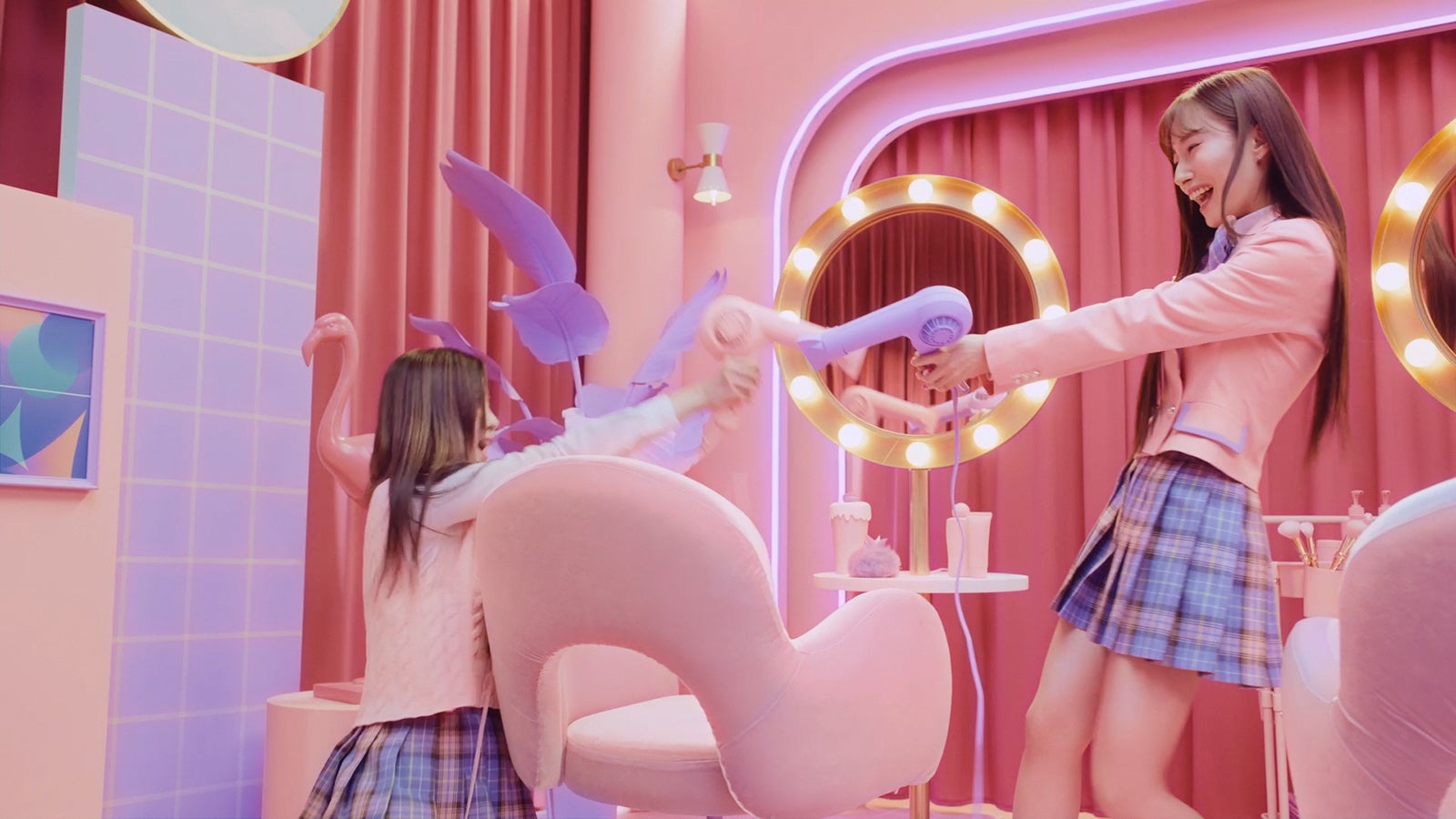 ダヨン、ヨンウン／新Web-CM「Catch Your Beauty！」篇より（提供写真）