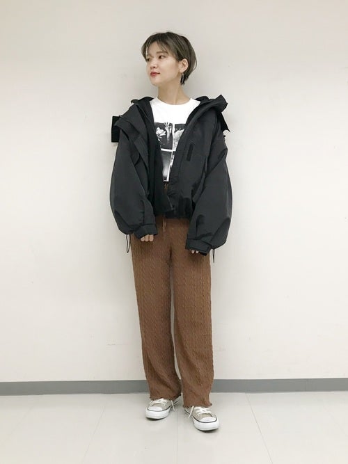 ニットパンツ×マウンテンパーカー