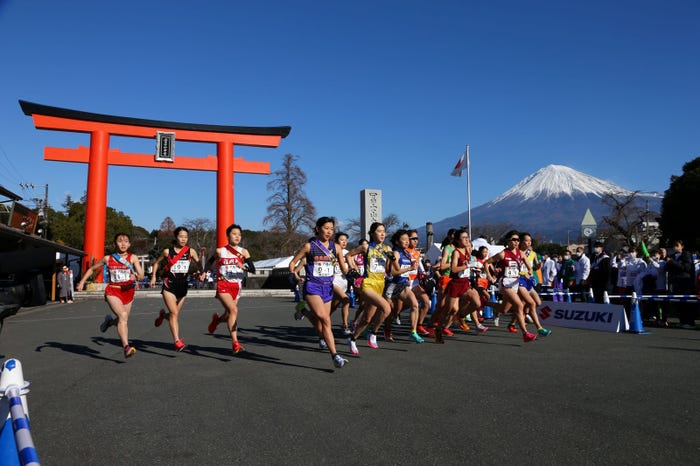 「富士山女子駅伝」昨年大会スタートの様子(C)フジテレビ