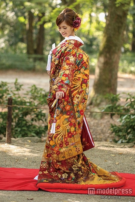 将来の挙式の前撮り写真を初公開した安田美沙子／「saita」1月号より／画像提供：TAKAMI BRIDAL【モデルプレス】